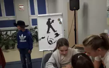 Spotkanie z lekturą w klasie IIb - &bdquo;Detektyw Pozytywka&rdquo; 4
