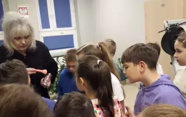 Spotkanie z lekturą w klasie IIb - &bdquo;Detektyw Pozytywka&rdquo; 16