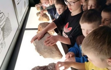 Wycieczka uczni&oacute;w klas - Ib i IIIb do Kielc - do Centrum Geoedukacji na Wietrzni 9