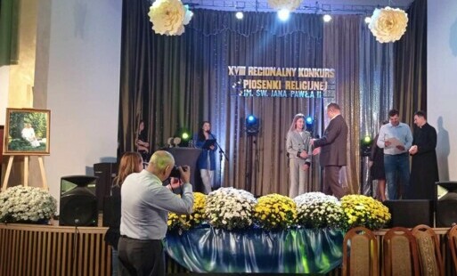 Zdjęcie do II MIEJSCE W FINALE XVIII REGIONALNEGO KONKURSU PIOSENKI RELIGIJNEJ IM. ŚW. JANA PAWŁA II W BOGORII